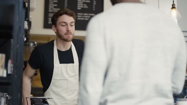 Trabalhador que serve um cliente na loja — Vídeo de Stock