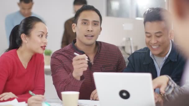 Bedrijfsgroep kijken naar laptop — Stockvideo