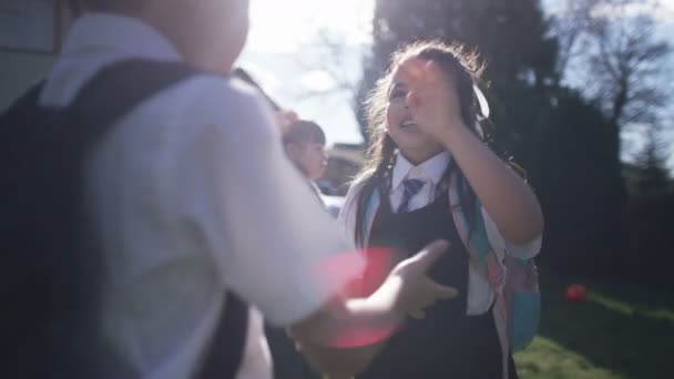 Crianças jogando palmadinha um bolo ao ar livre — Vídeo de Stock