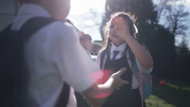 Spelende kinderen pat een taart in de buitenlucht — Stockvideo