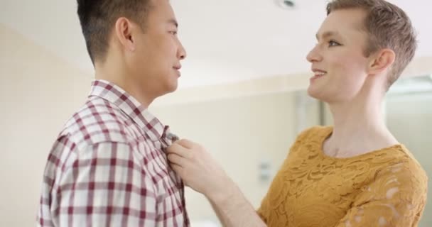 Трансвестит чоловік розділяє поцілунок з партнером — стокове відео