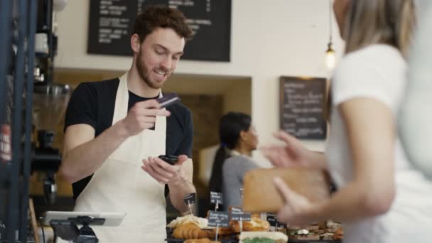 Worker serving customers — Stock Video