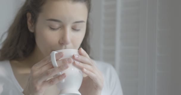 Mujer bebiendo bebida — Vídeo de stock