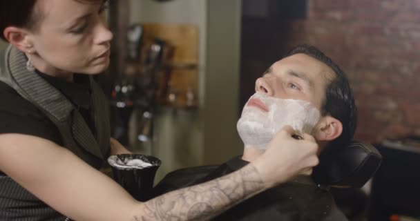 Hombre preparado para un afeitado tradicional — Vídeo de stock