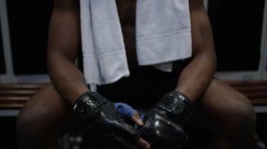 MMA savaşçı yalnız soyunma odasında oturur