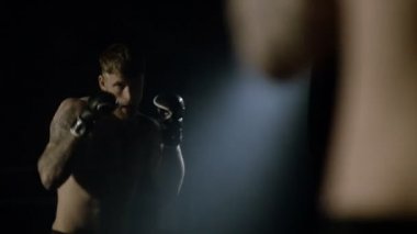 Aynanın önünde eğitimi Mma savaşçı