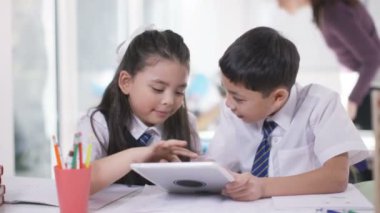 erkek ve kız bilgisayar tablet üzerinde çalışan