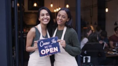 Kadınlar kafe dışında bir kayıt tutun