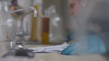 Ürünün kalitesini kontrol işçi