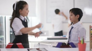Mutlu grup çocuk okul sınıf 