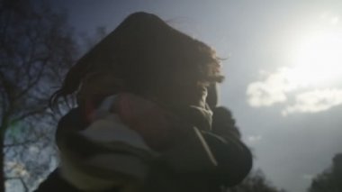 Çift karşılamak ve açık havada kucaklamak