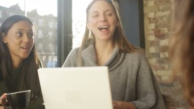 kafede içki içiyorduk arkadaşlar