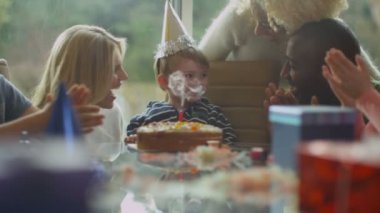 Çocuk onun doğum günü kutluyor