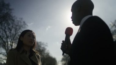 Kadın muhabir canlı röportaj veren 