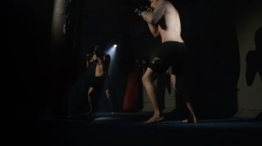 Aynanın önünde eğitimi Mma savaşçı