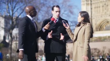  gazetecilere canlı röportaj veren siyasetçi