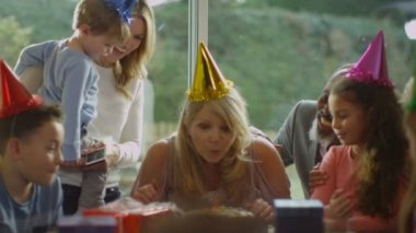 kadın doğum günü kutluyor