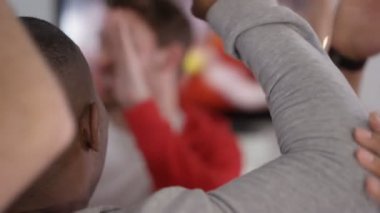 televizyonda spor maç izlerken arkadaşlar