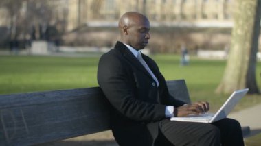 Dizüstü bilgisayar kullanan iş adamı 