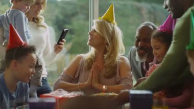 kadın doğum günü kutluyor