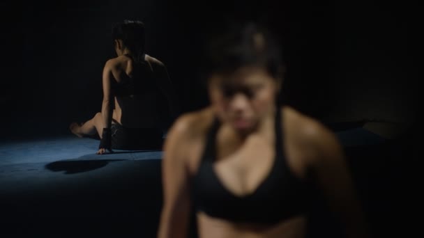 Винищувач MMA відпочиваючи під час тренування — стокове відео