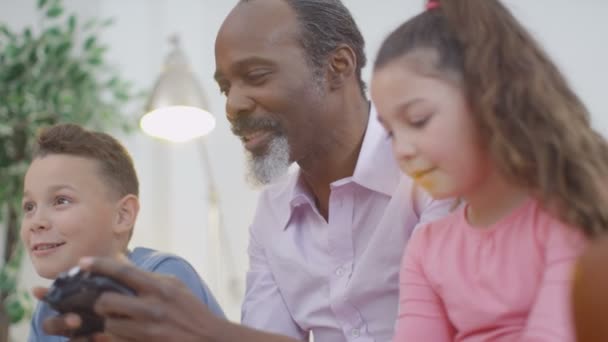 Grootvader probeert af te spelen van videospellen — Stockvideo