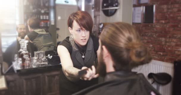 Peluquero dando al cliente un recorte de barba — Vídeos de Stock