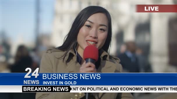 Repórter de notícias fazendo peça ao vivo para câmera — Vídeo de Stock