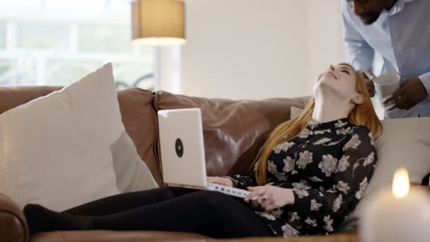 Пара отдыха с ноутбуком — стоковое видео