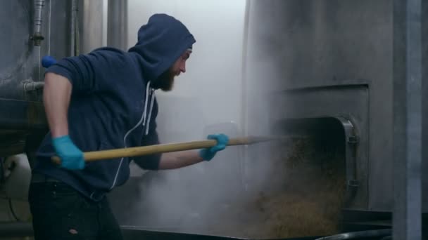 Travailleur enlevant la purée — Video