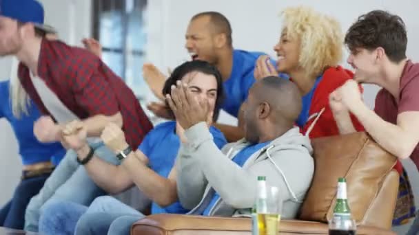 Amigos viendo deportes juego en la televisión — Vídeo de stock