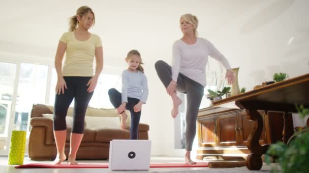 Familia haciendo yoga — Vídeo de stock