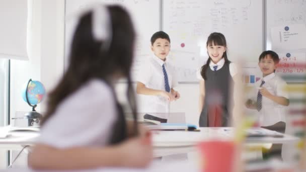 Kleines Mädchen am Schreibtisch im Klassenzimmer — Stockvideo