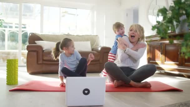 Wanita dengan cucu mengikuti yoga — Stok Video