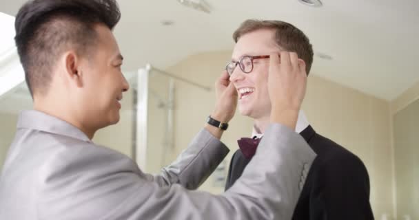 Gay couple getting ready for wedding — Stock video