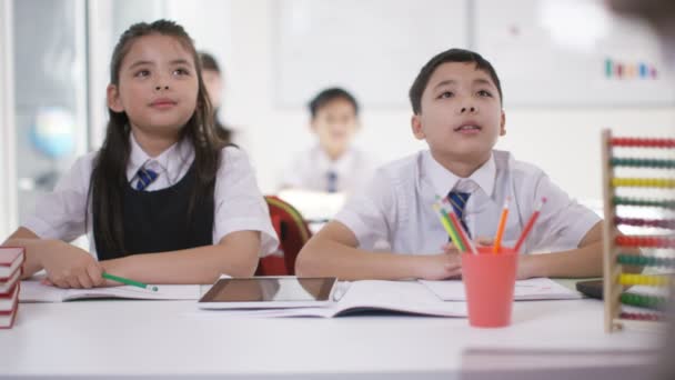 Gelukkige school kinderen in de klas — Stockvideo