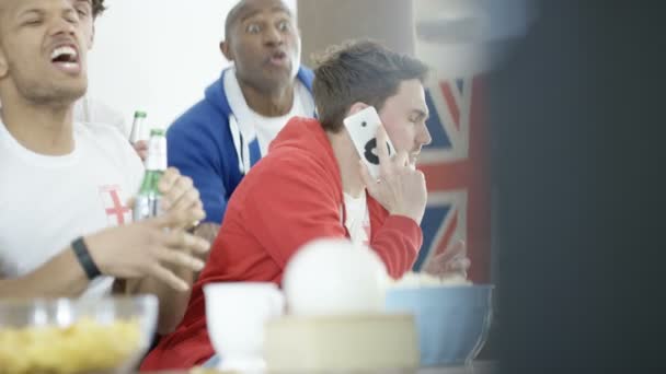 Amigos viendo deportes juego en la televisión — Vídeos de Stock