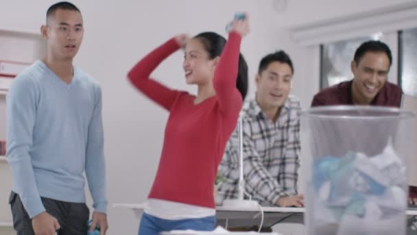 Büroangestellte zielen auf zusammengerolltes Papier — Stockvideo