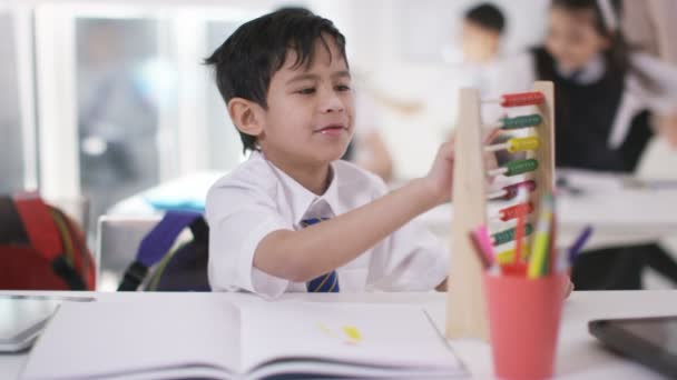 De kinderen van de school in de klas — Stockvideo