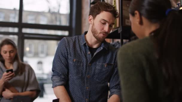 Klant in café maakt betaling met credit card — Stockvideo