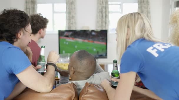 Amigos viendo el partido de fútbol en la TV — Vídeo de stock