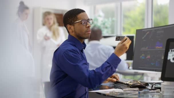  ingénieur recherche des données sur ordinateur 