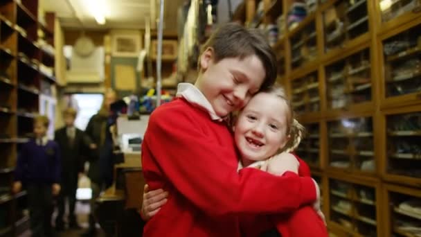 Garçon et fille essayant de nouveaux uniformes scolaires — Video