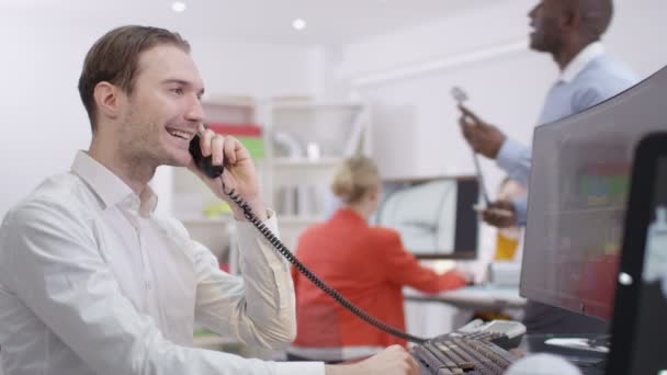 ingénieur analysant technique 