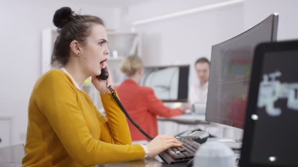 ingénieur analysant technique 