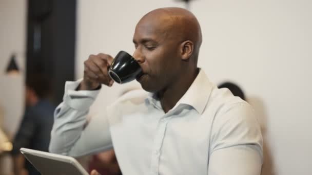 Hombre en el café con la tableta — Vídeo de stock