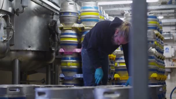 Работник готовит бочки для раздачи — стоковое видео