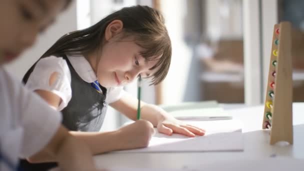 Niños pequeños de la escuela en clase — Vídeos de Stock