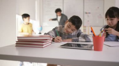 küçük çocuk masasında çalışma 