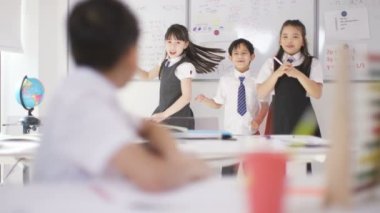 sınıfta onun masasında küçük çocuk 